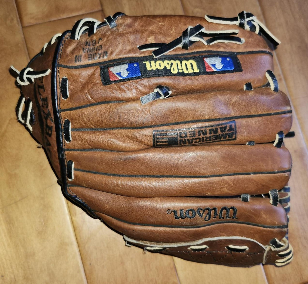 Wilson A1825 11 inch Baseball Glove Excellent Condition