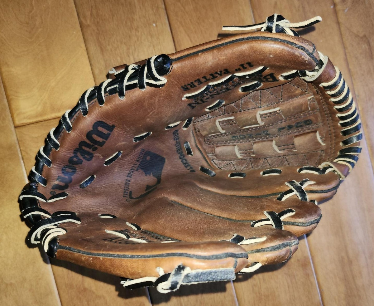Wilson A1825 11 inch Baseball Glove Excellent Condition