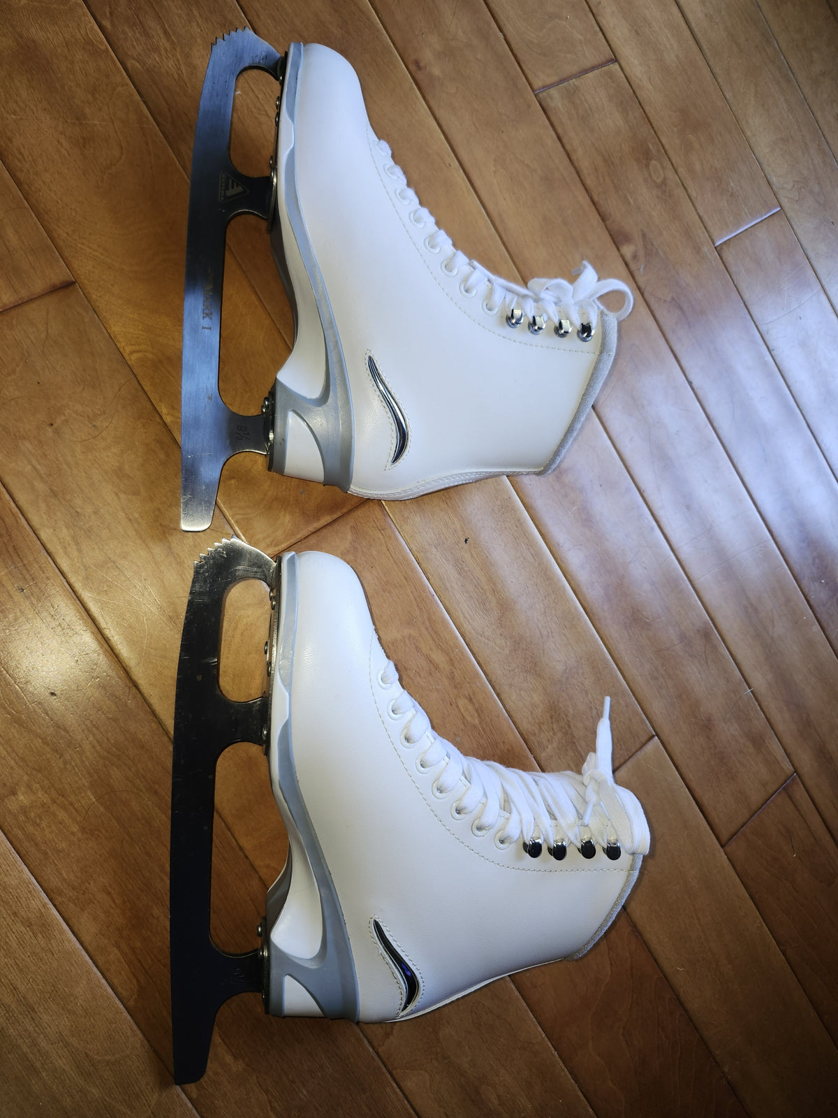 Like New Jackson Model 450 Figure Skates Size 6