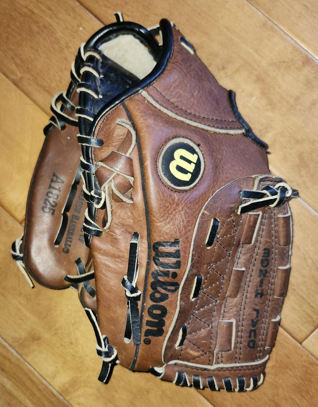 Wilson A1825 11 inch Baseball Glove Excellent Condition